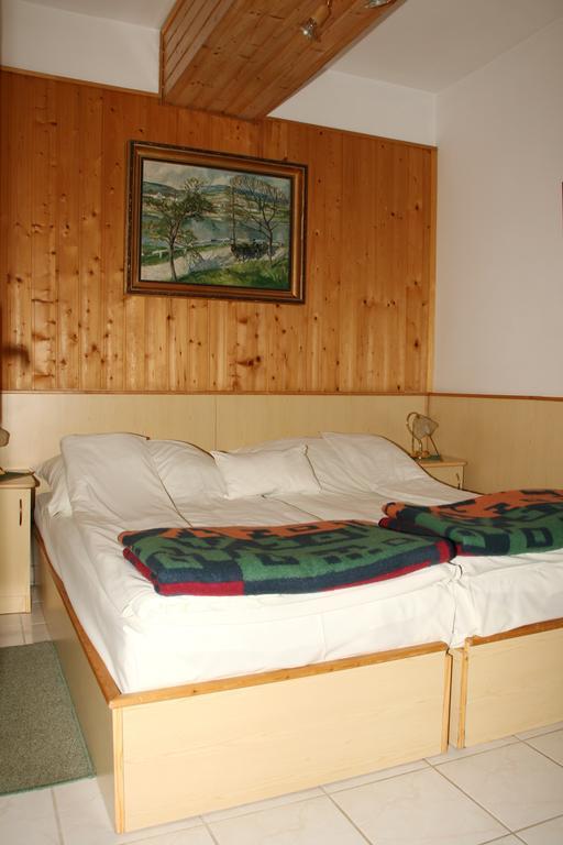 Gala Panzio Otel Simontornya Oda fotoğraf