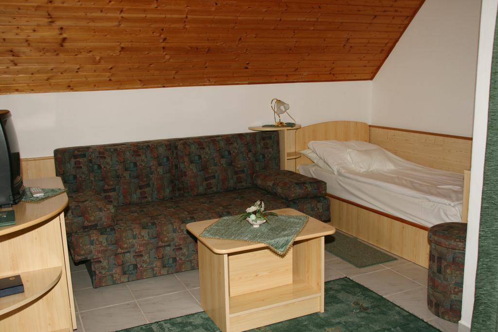 Gala Panzio Otel Simontornya Oda fotoğraf